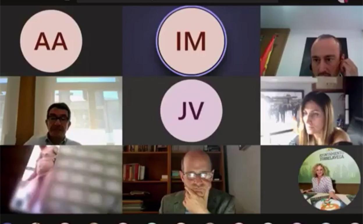 Un concejal de Torrelavega se da una ducha durante el Pleno telemático y se deja la cámara del ordenador abierta