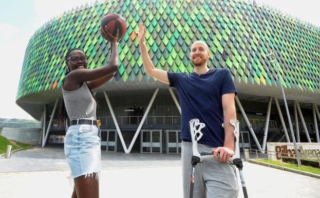 Thomas Schreiner y su chica, en el exterior del Bilbao Arena. 