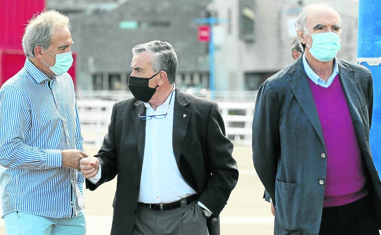 Goiko, Dani e Iribar, en el acto de firma del convenio para rehabilitar la Gabarra.