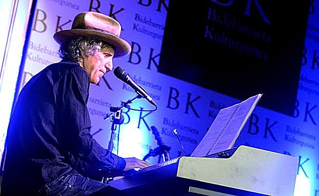 Ante el piano, con las letras a la vista.