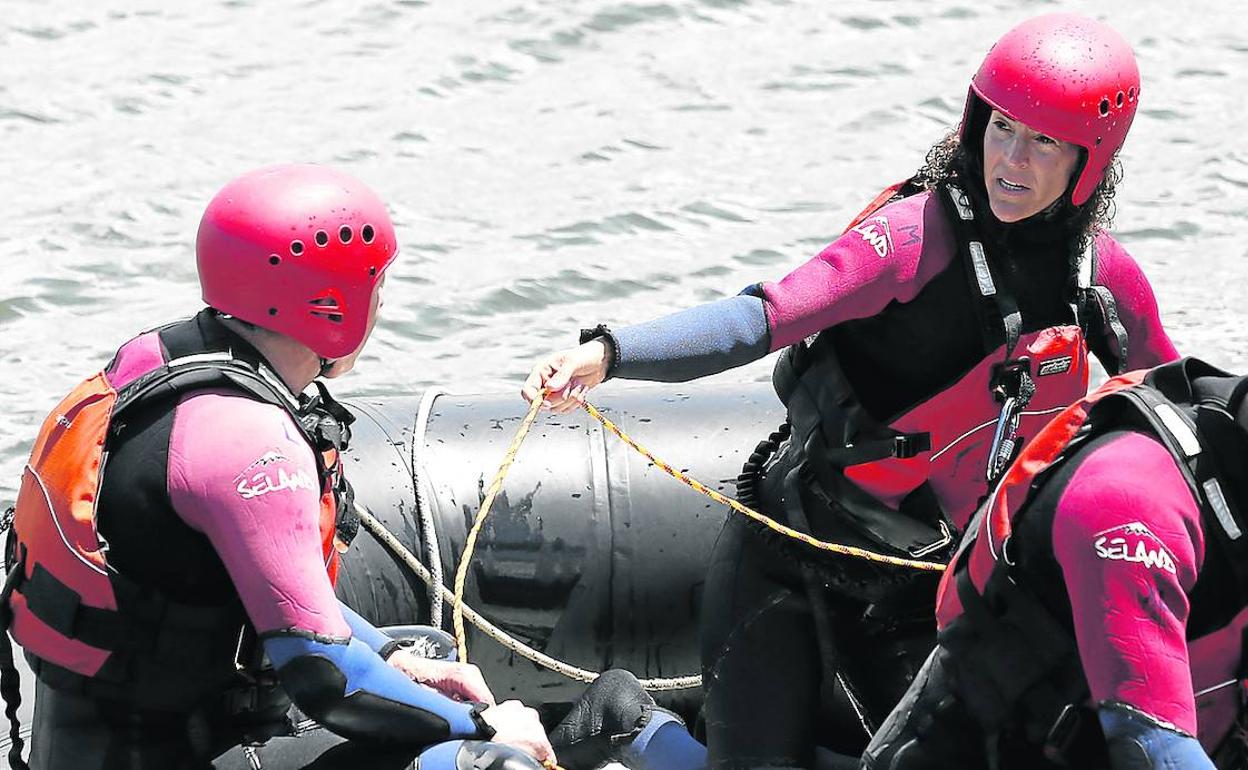 Entrenamiento. Begoña Alonso participa con dos compañeros en un simulacro de rescate acuático.