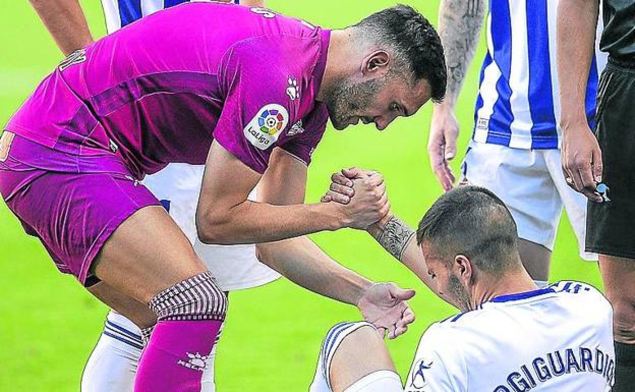 Lucas Pérez ayuda a Sergi Guardiola, dolorido en el césped 