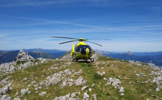 Imagen del helicóptero de Osakidetza desplazado al lugar. .@angelmarinta