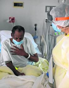 Imagen secundaria 2 - Protestas de nativos americanos por el acto de Trump en las Colinas Negras. A la izquierda, una pareja pasea con mascarilla en Santa Mónica, California, y a la derecha, un enfermo de coronavirus recibe asistencia en un hospital de la ciudad de Houston, en Texas. 