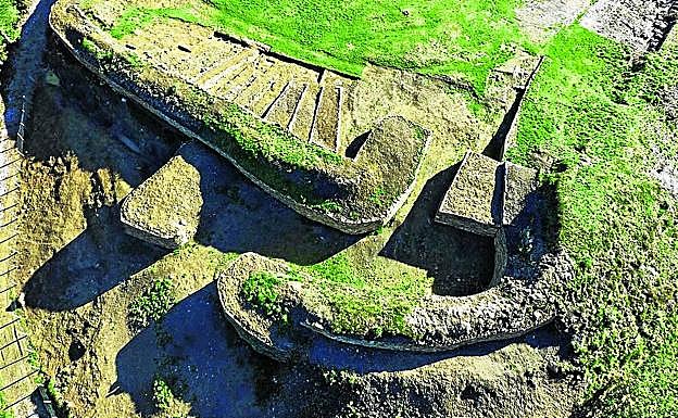 Arrola. Vista aérea de la imponente puerta noroeste del castro.