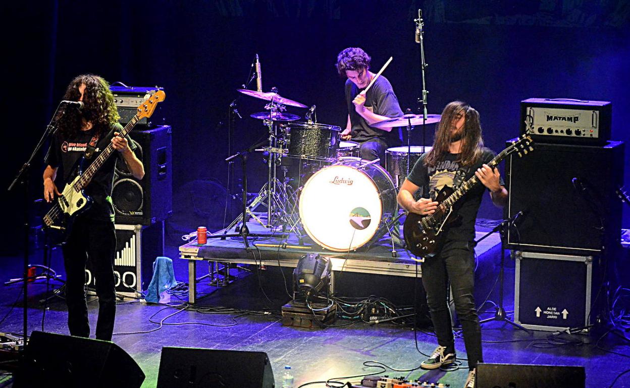 Iñigo Jauregui (bajo y voz), Mikel Bidarrazaga (batería) y Unai Mínguez (guitarra). 