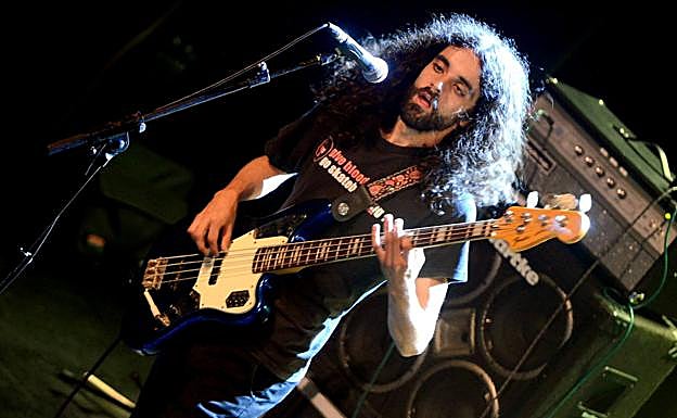 Íñigo, cantante, bajista y comunicador con el aforo demediado. 