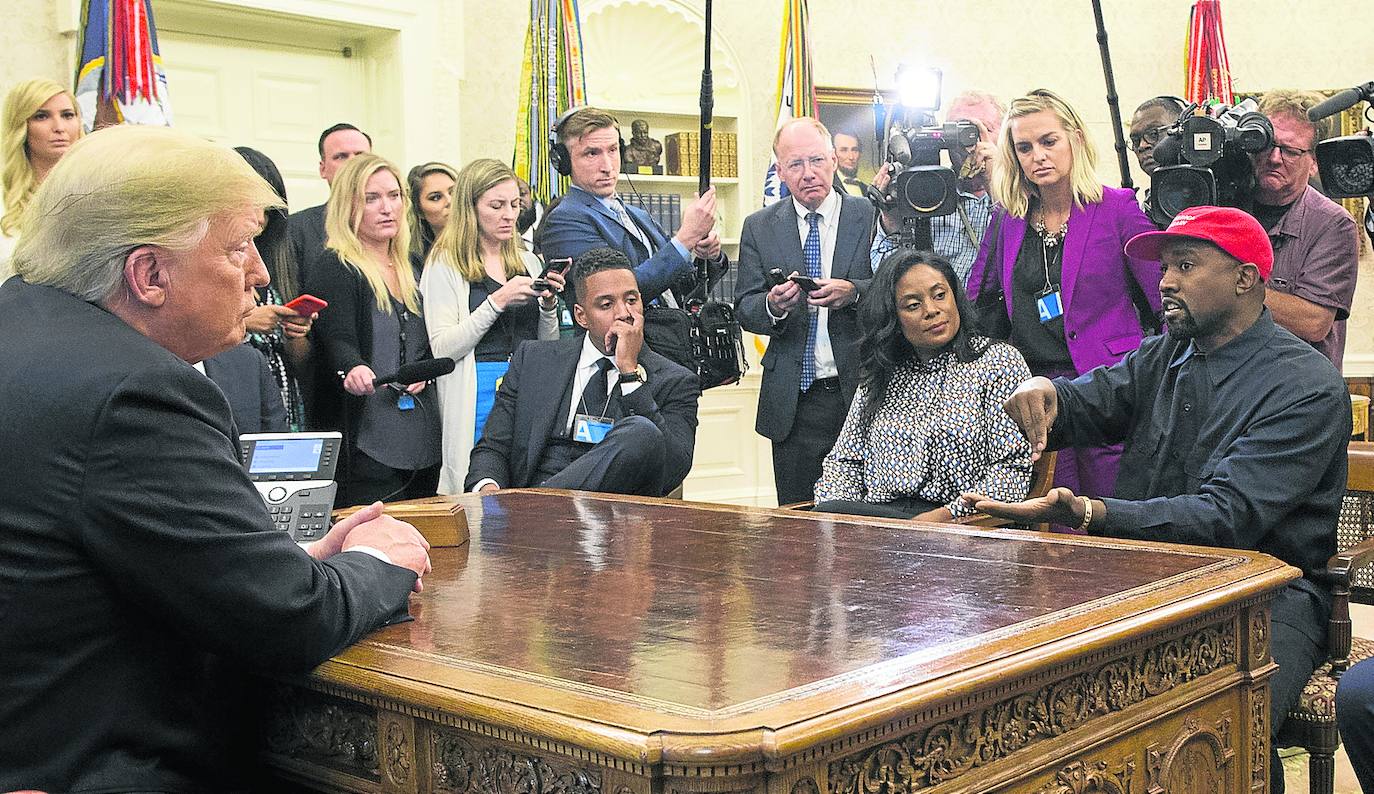 El presidente de Estados Unidos, Donald Trump, al recibir en octubre de 2018 en el Despacho Oval de la Casa Blanca al rapero Kanye West.