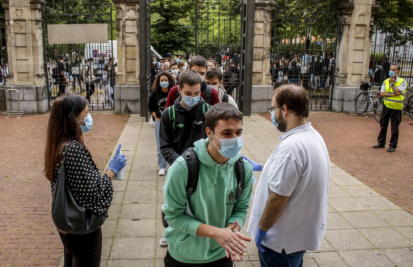 Fotos: 1.776 alumnos inician la prueba de Selectividad en Álava