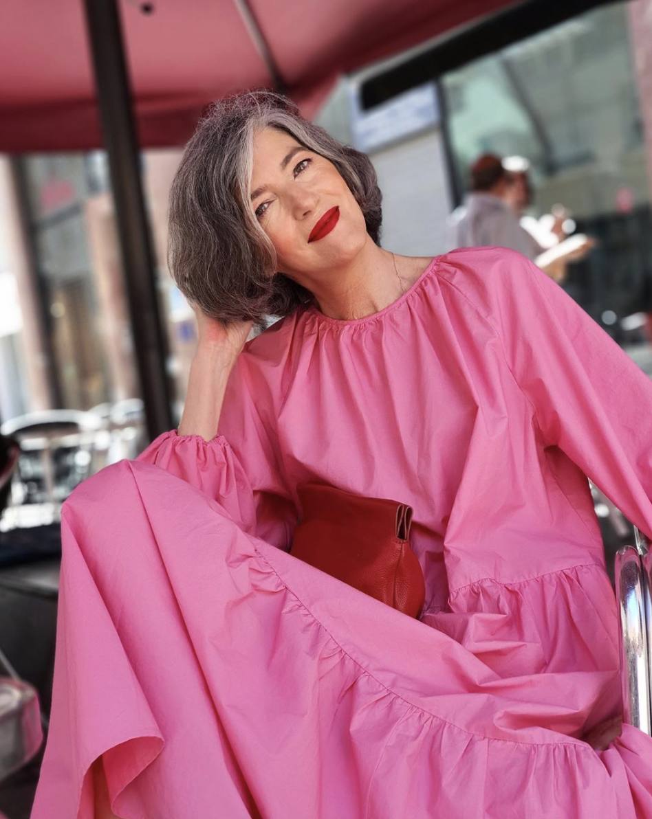 Los colores llamativos también tienen un sitio indispensable en el vestuario de Carmen. Así lo demuestra este vestido largo rosa fucsia de popelín.