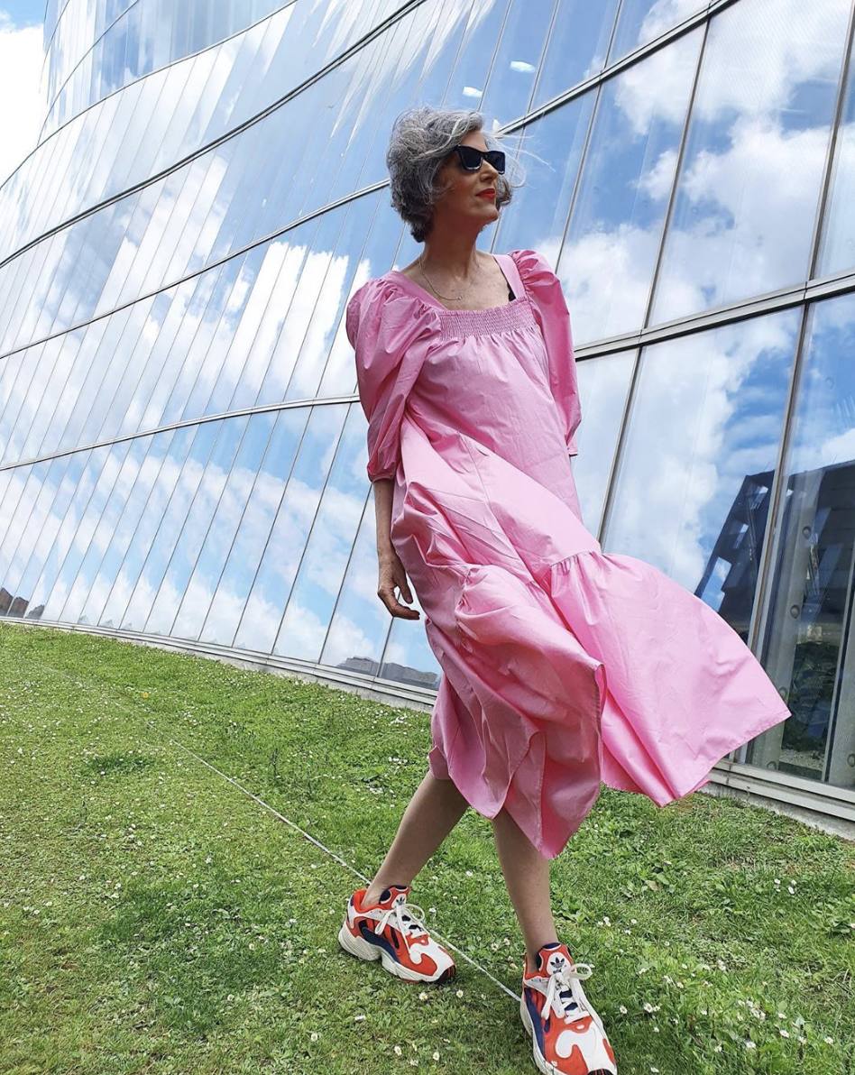 También se fotografió con un vestido muy parecido al anterior, solo que en esta ocasión, tenía detalles de nido de abeja y el rosa que teñía la prenda era algo más claro.