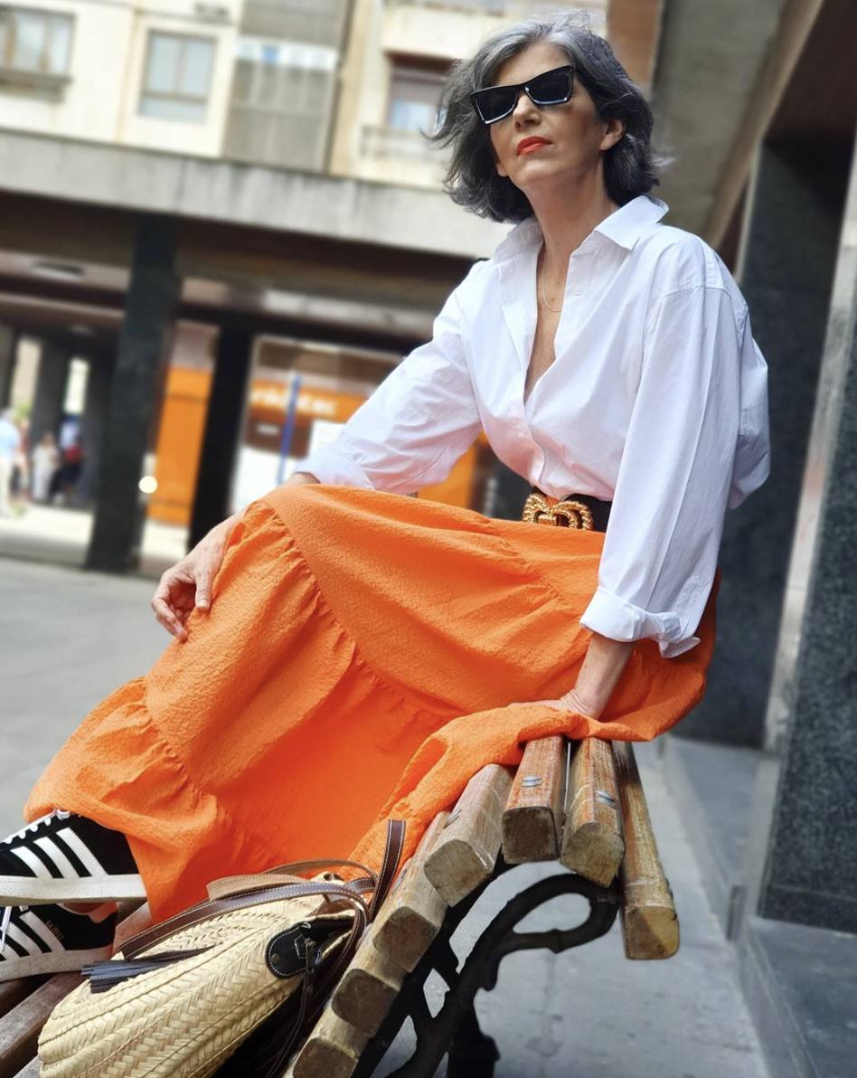 En su perfil de Instagram también ha mostrado la misma combinación con diferentes tonos. La camisa blanca y el cinturón eran los mismos, pero esta vez apostó por una falda naranja y unas Adidas negras.