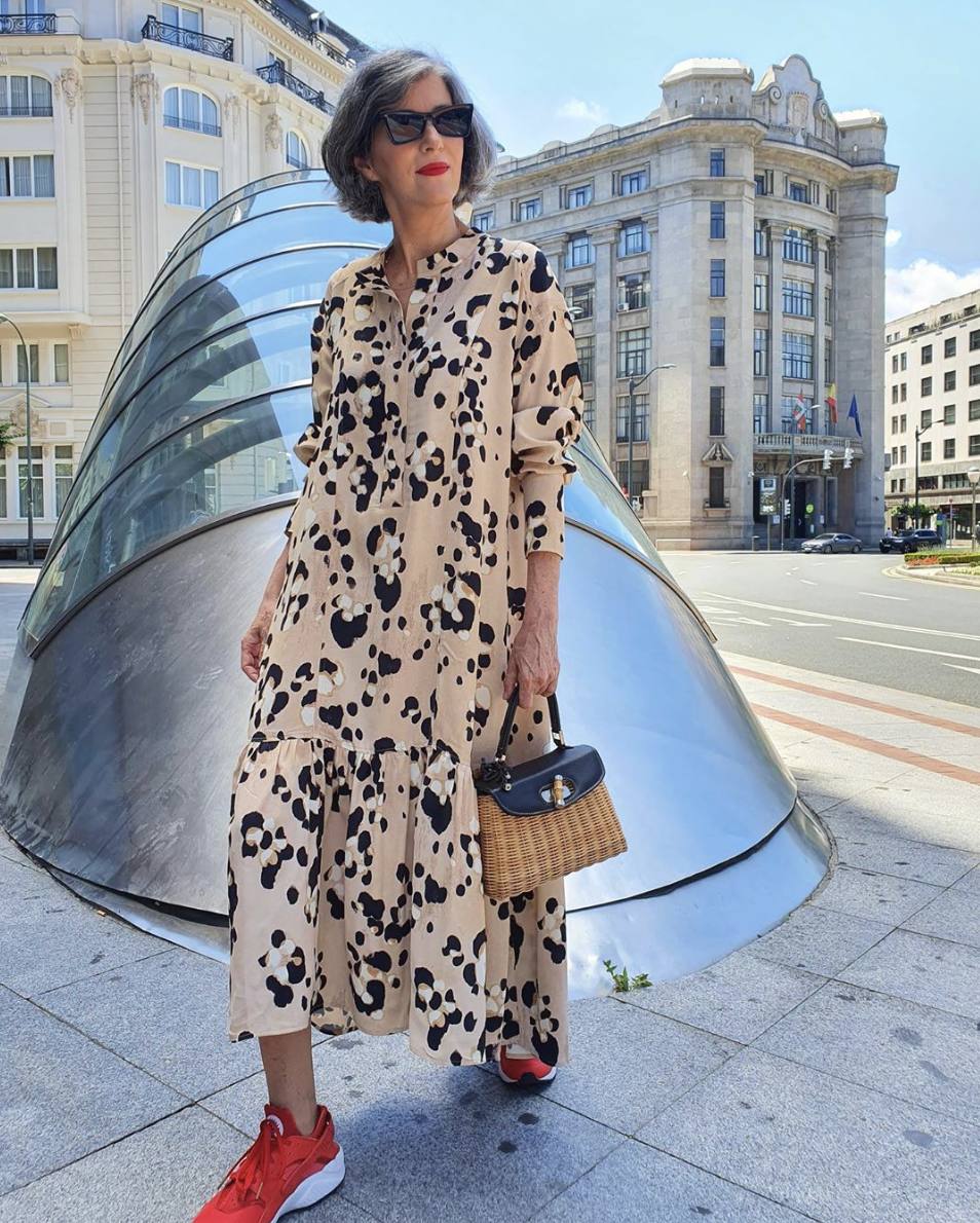 Se dejó ver con un vestido beige con un estampado abstracto, que combinó con unas deportivas rojas y un bolso de mimbre, uno sus complementos preferidos de la temporada. 