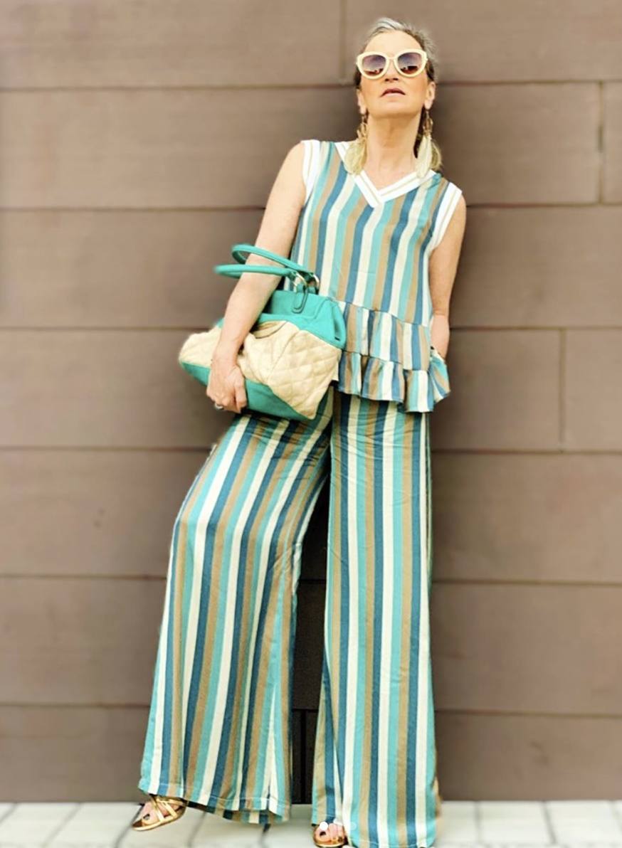 Este look no pasó desapercibido entre sus seguidores y solo recibió halagos. Se trata de un 'total look' de rayas en tonos verdes, blancos y ocres. También lleva un bolso acolchado a tono y sandalias doradas.