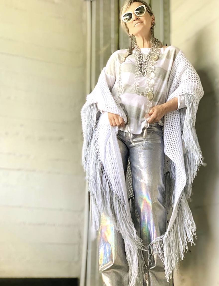 Quizás este sea uno de looks más arriesgados de la 'instagramer'. Combina el blanco, el plata y el perla en un look de esencia futurista con toques artesanos, protagonizado por un pantalón metalizado y uno de sus impresionantes chales hechos a mano.