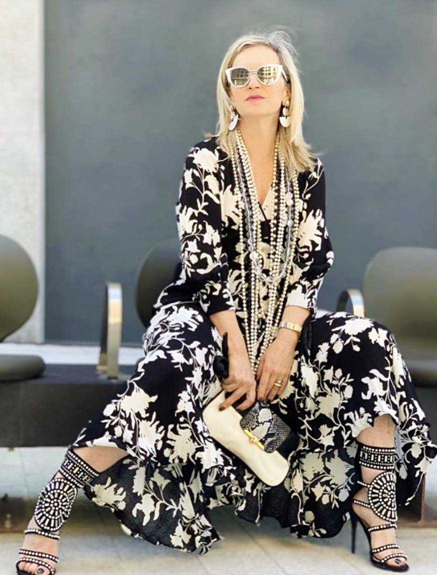 Pese a que los colores alegres son su fuerte, esta bilbaína defiende bien looks, a priori sobrios, a los que sabe dar su propia personalidad. He aquí la prueba. El estilismo está compuesto por un vestido largo con estampado floral y no escatima en accesorios: sandalias de tacón con pedrería y unos largos collares de perlas. 