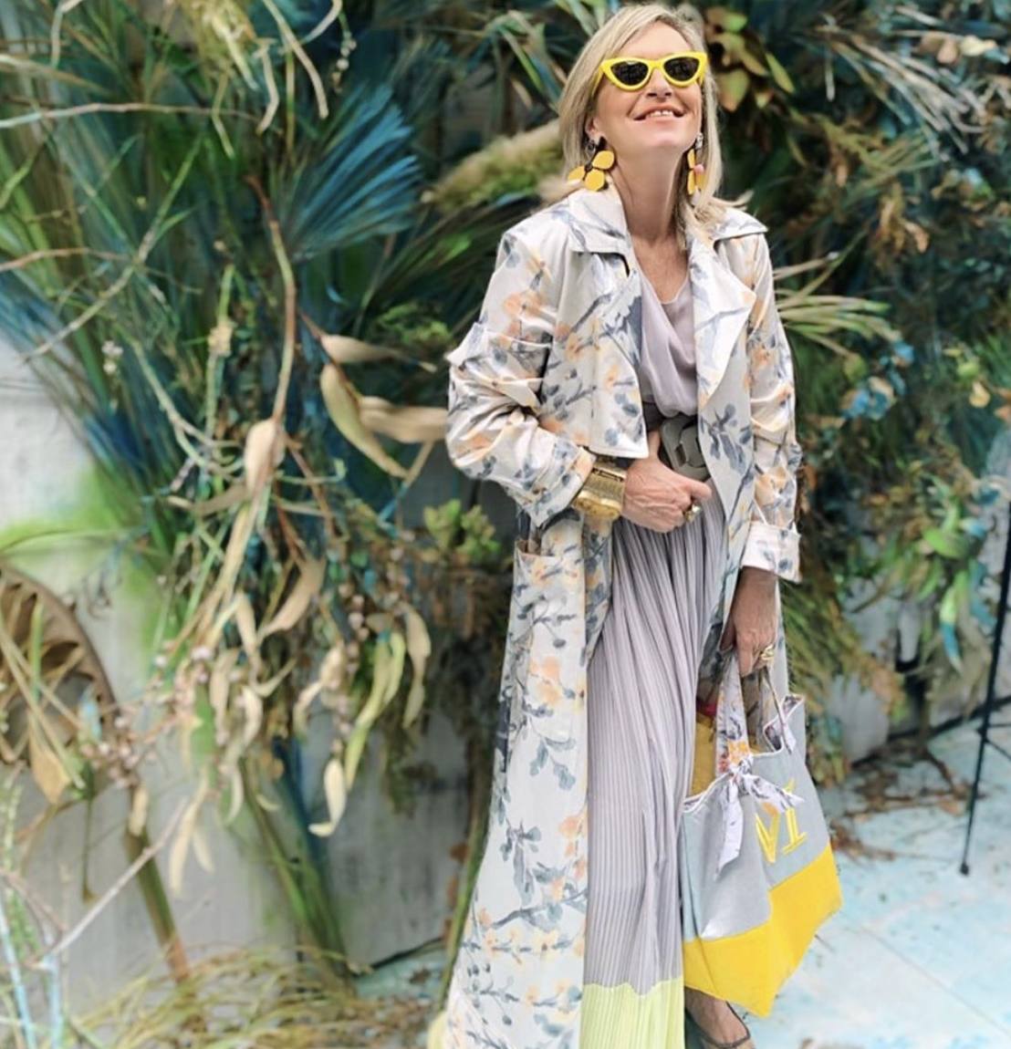 Esta bilbaína luce el estampado floral hasta en la gabardina. En este look, Miren juega con unas prendas y accesorios grises y amarillos. Todo parece estar seleccionado al detalle.