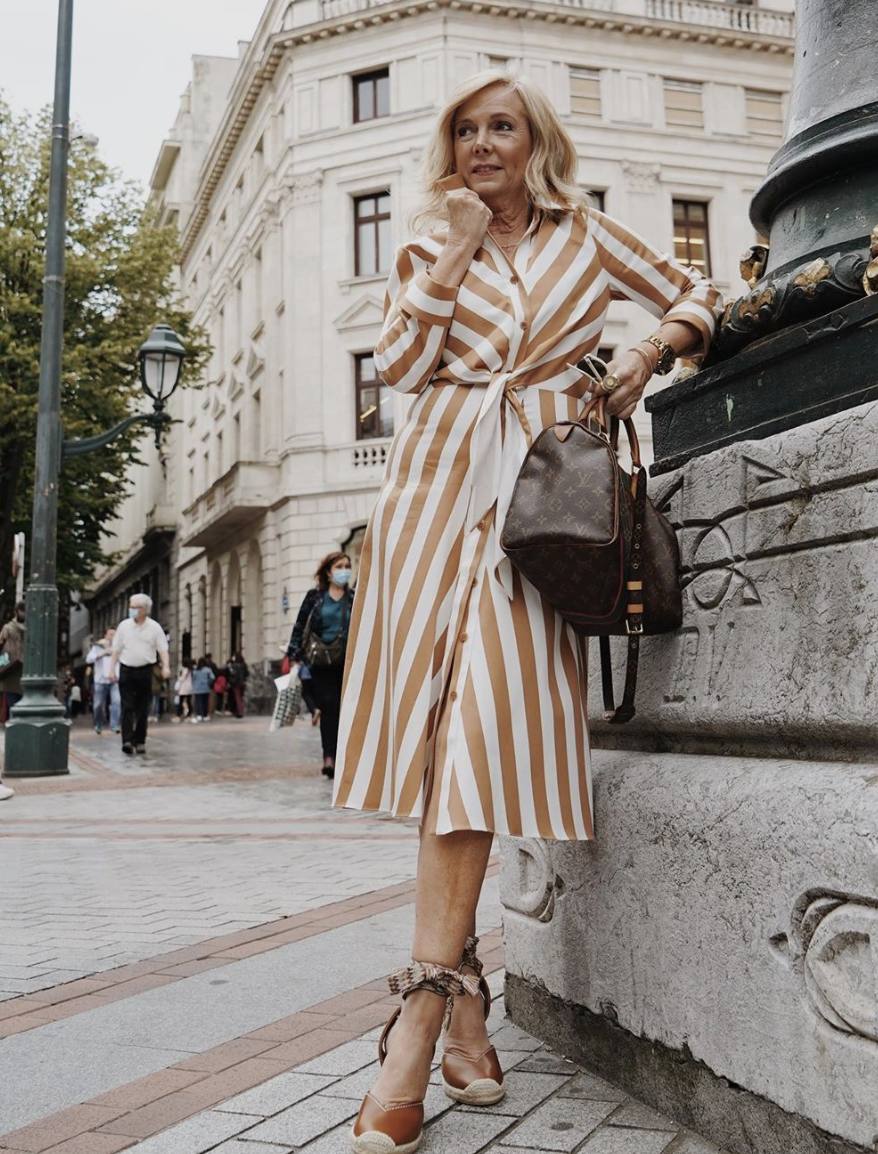 Las rayas en tonos camel sobre un vestido camisero son una apuesta segura. Y más si lo combinas con unas cuñas de esparto con algún detalle especial, tal y como ha hecho Leonor en esta ocasión.