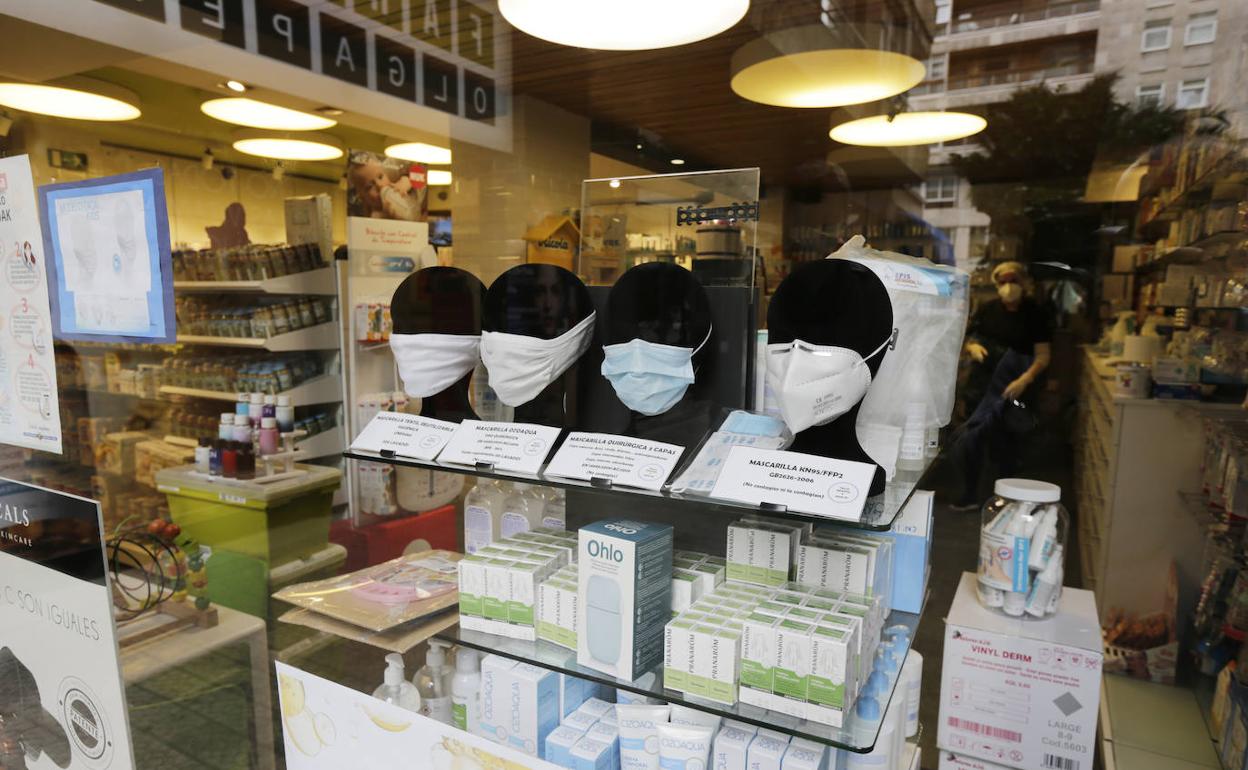 Diferentes tipos de mascarillas en una farmacia de Bilbao.