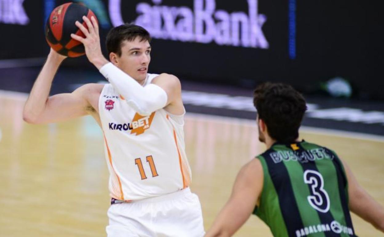 Matt Janning, defendido por Busquets, durante el Baskonia - Joventut de la fase final de Valencia.