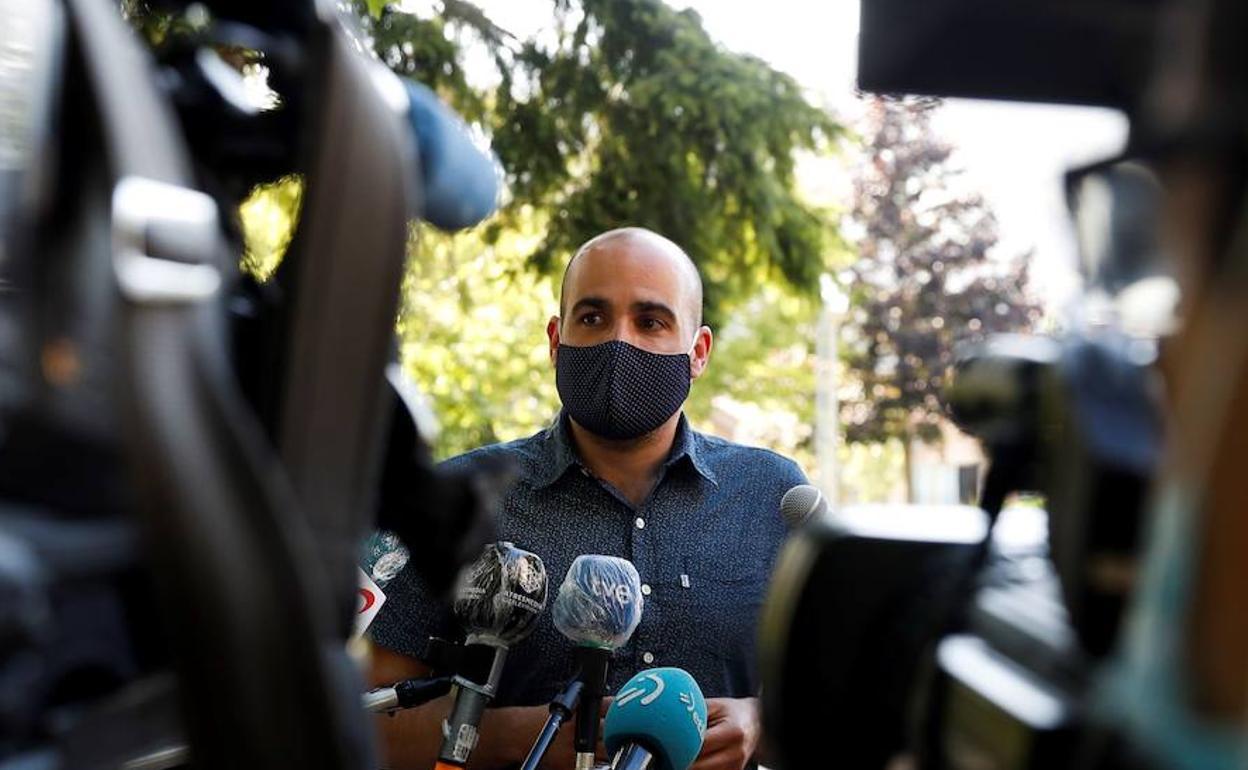 Adur Ezenarro, ante los medios de comunicación. 