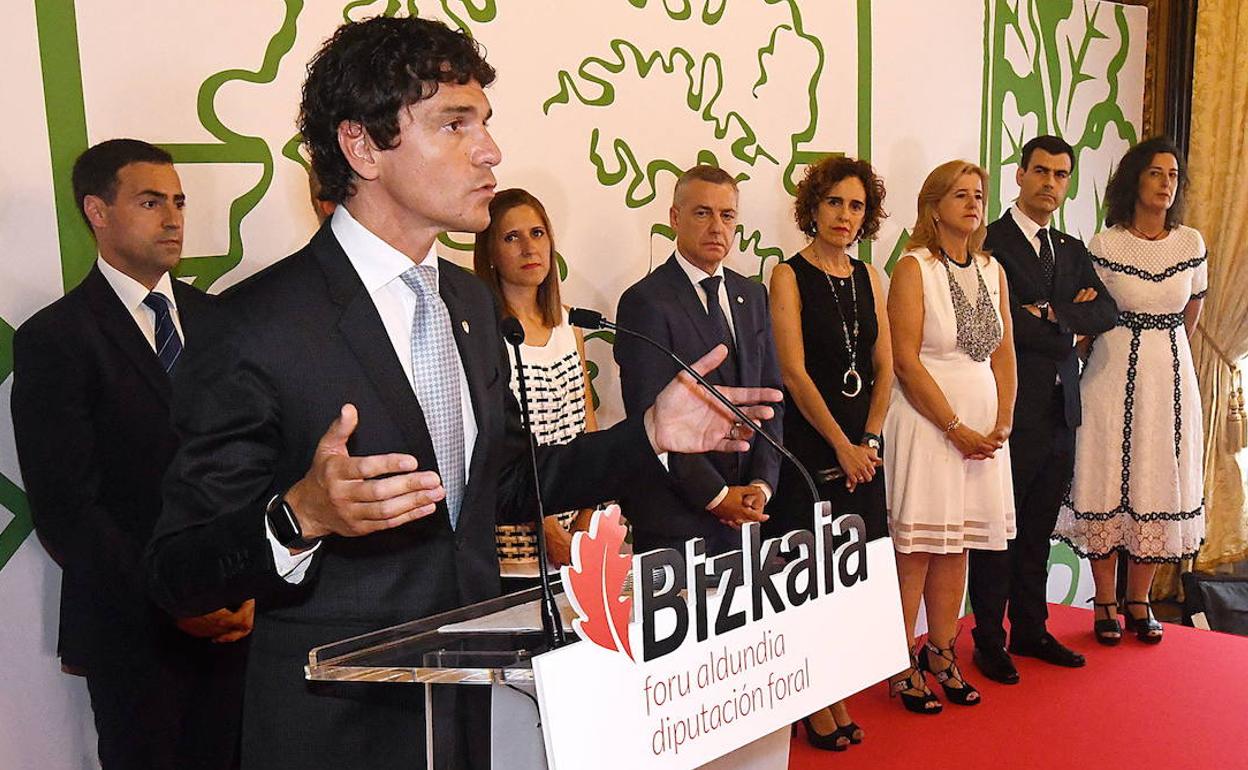 Unai Rementeria, durante un discurso de San Ignacio, con su equipo detrás.