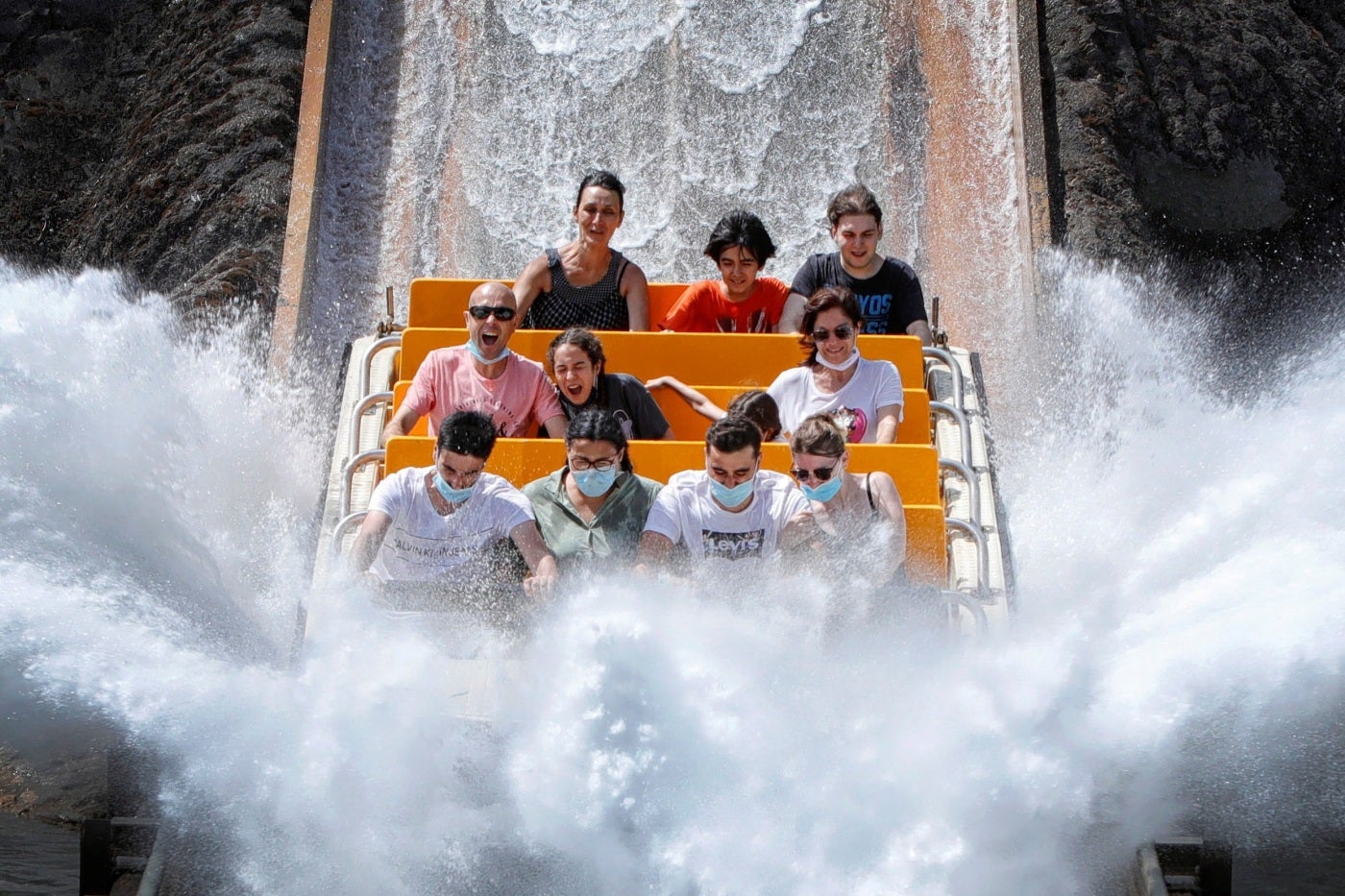 Varios visitantes disfrutan de la atracción “Tutuki Splash” en PortAventura World que ha iniciado su temporada con un aforo máximo del 30%, entre otras medidas de contención de la pandemia. 