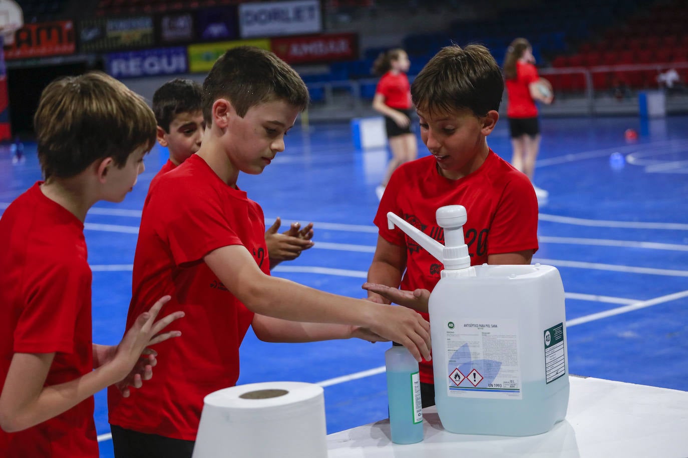 El campus del Baskonia se celebra en el Buesa Arena y este año prima la técnica individual. 