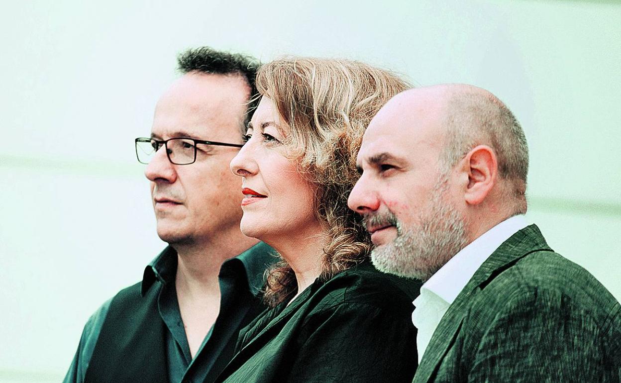 La mezzo Ainhoa Zubillaga, flanqueada por el pianista Iñaki Salvador y el saxo Mikel Andueza. 