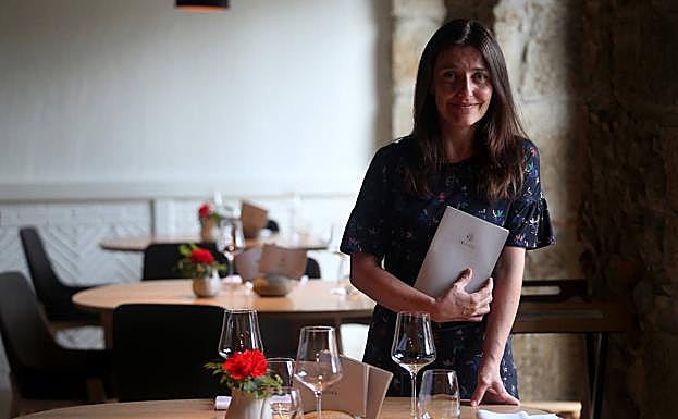 Lara Martín (que es cocinera de formación) resalta la necesidad de una disponibilidad absoluta del personal de sala en los momentos del servicio. Su secreto, que el cliente encuentre siempre los ojos del personal de sala cuando lo reclame, el antídoto contra la invisibilidad. 