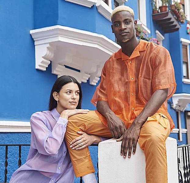 Dos modelos en una sesión de fotos en Bilbao.