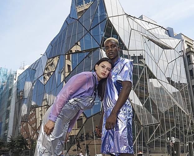 Dos modelos en una sesión de fotos en Bilbao.