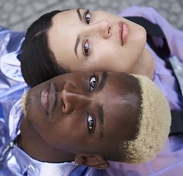 Los rostros de dos modelos en una sesión de fotos en Bilbao.