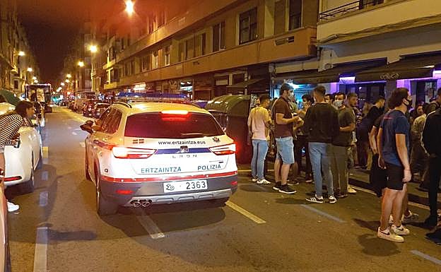 La Ertzaintza advierte a decenas de jóvenes agolpados en Pozas sin mascarilla que pueden ser sancionados