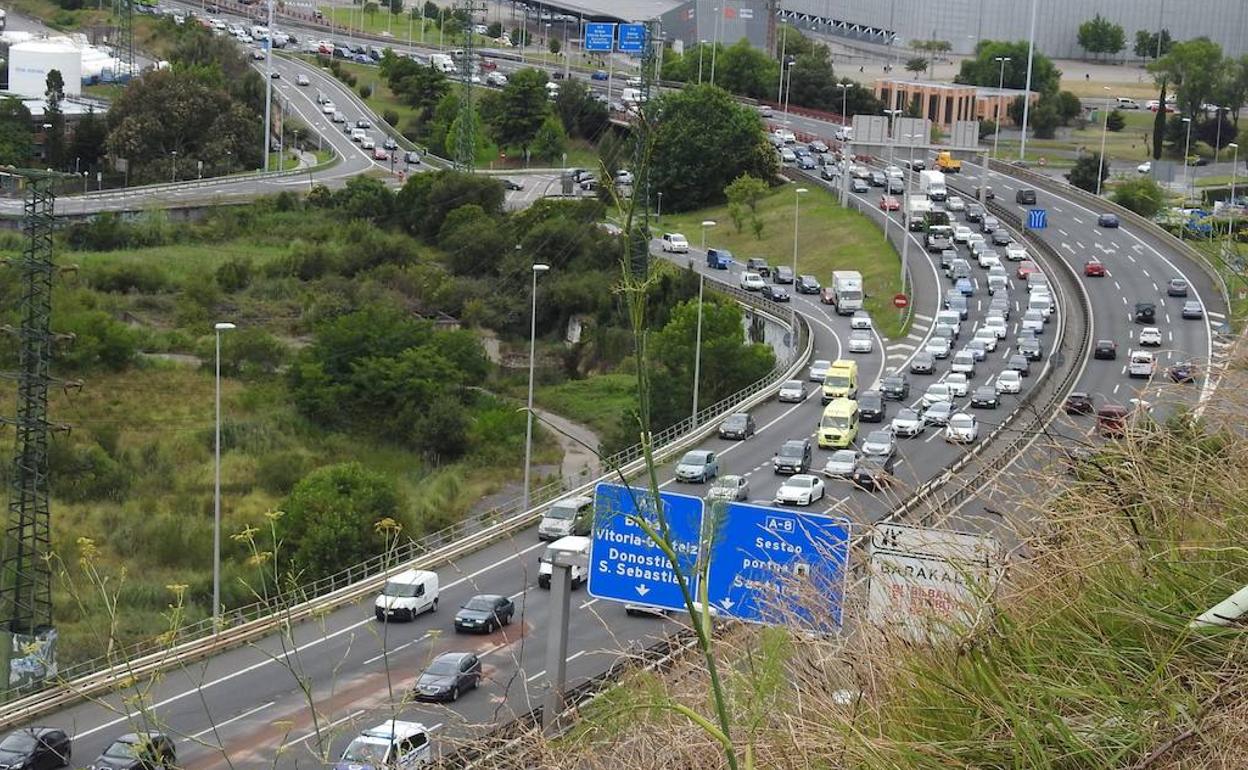 Caravana en la N-637 dirección Sondika, esta tarde.