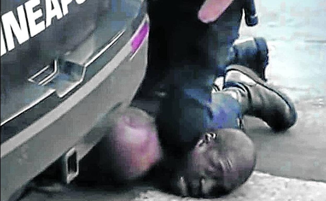 Chauvin presiona con la rodilla el cuello de Floyd.