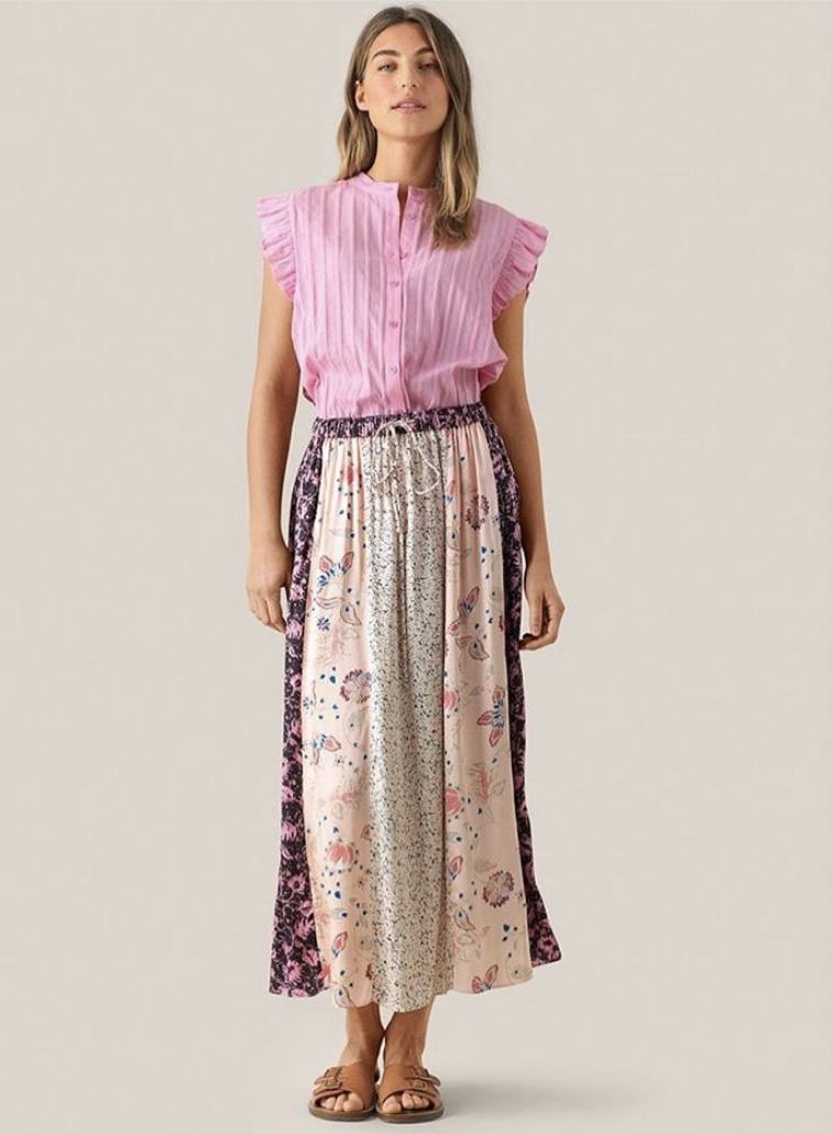 El estilo 'boho' toma esta falda 'midi', disponible en la tienda The Closet Bilbao, situada en Colón de Larreátegui. Cuesta 119 euros. 