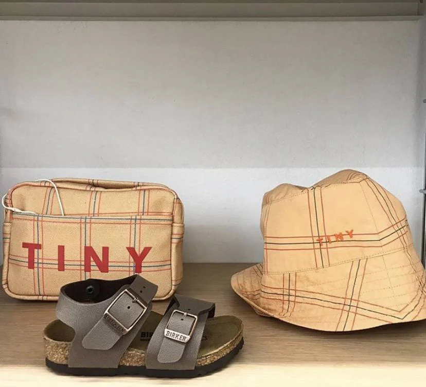 Son tres imprescindibles de verano: neceser, gorro y sandalias. Las puedes encontrar en la tienda Belaza Galery, situada en la calle Arriquibar.