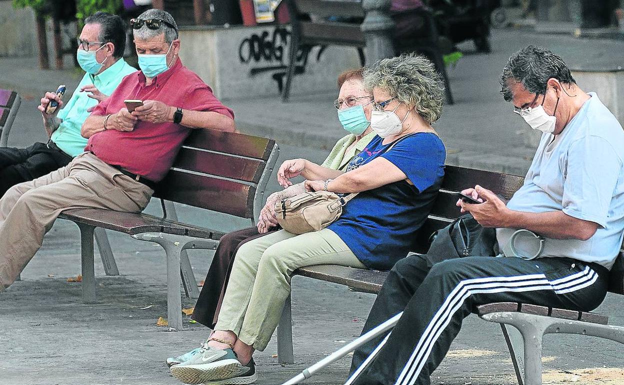 El uso de la mascarilla resulta esencial para frenar el avance de la pandemia.