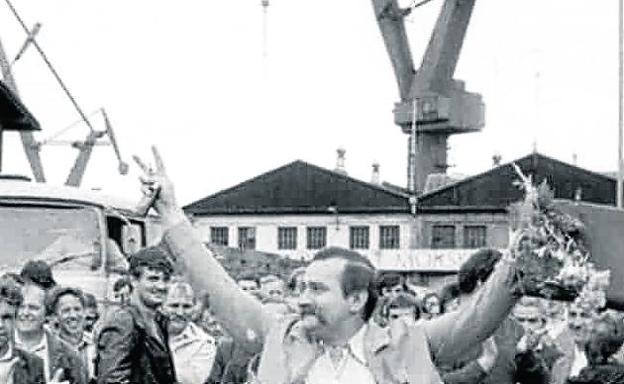 Walesa a la puerta del taller. 