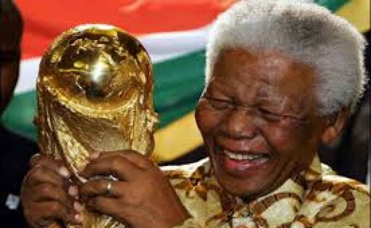 Nelson Mandela, con la Copa del Mundo. 