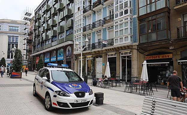 Imagen principal - En libertad provisional la mujer que mató a su pareja de dos cuchilladas en Bilbao