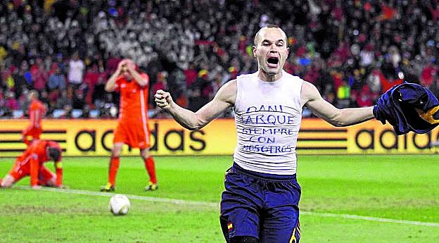 El gol inolvidable. Iniesta celebra eufórico el tanto de la final, con una camiseta en memoria de Dani Jarque.