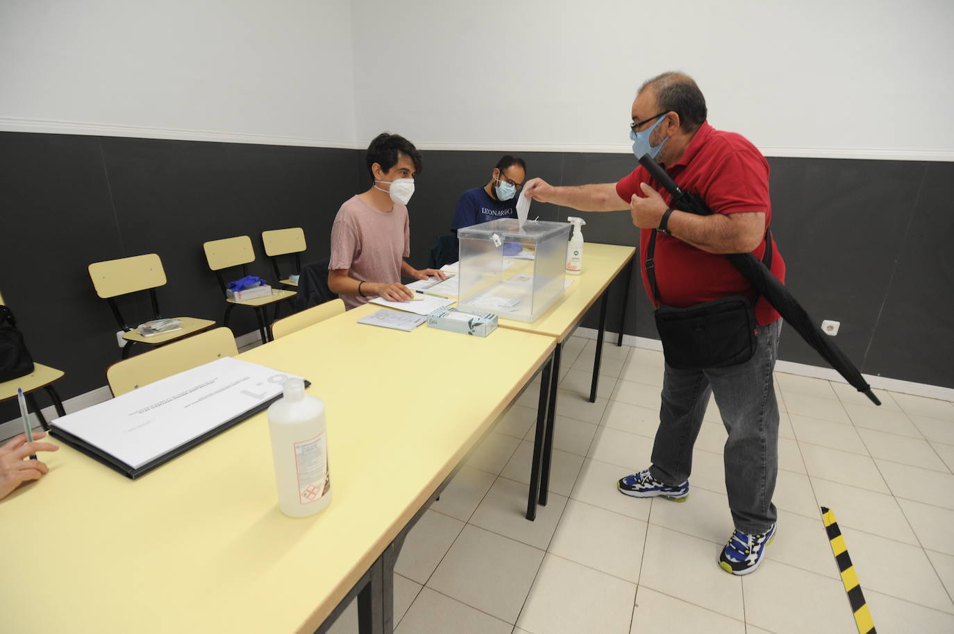 Votación en el colegio Urkide.