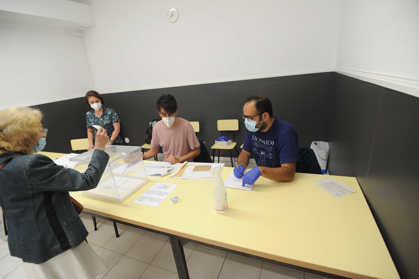 Votantes en el colegio electoral de Urkide.