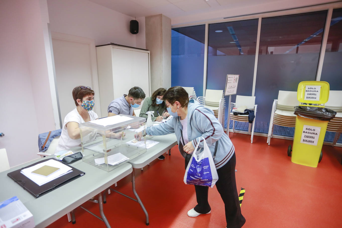 Votaciones en el centro cívico Ibaiondo.