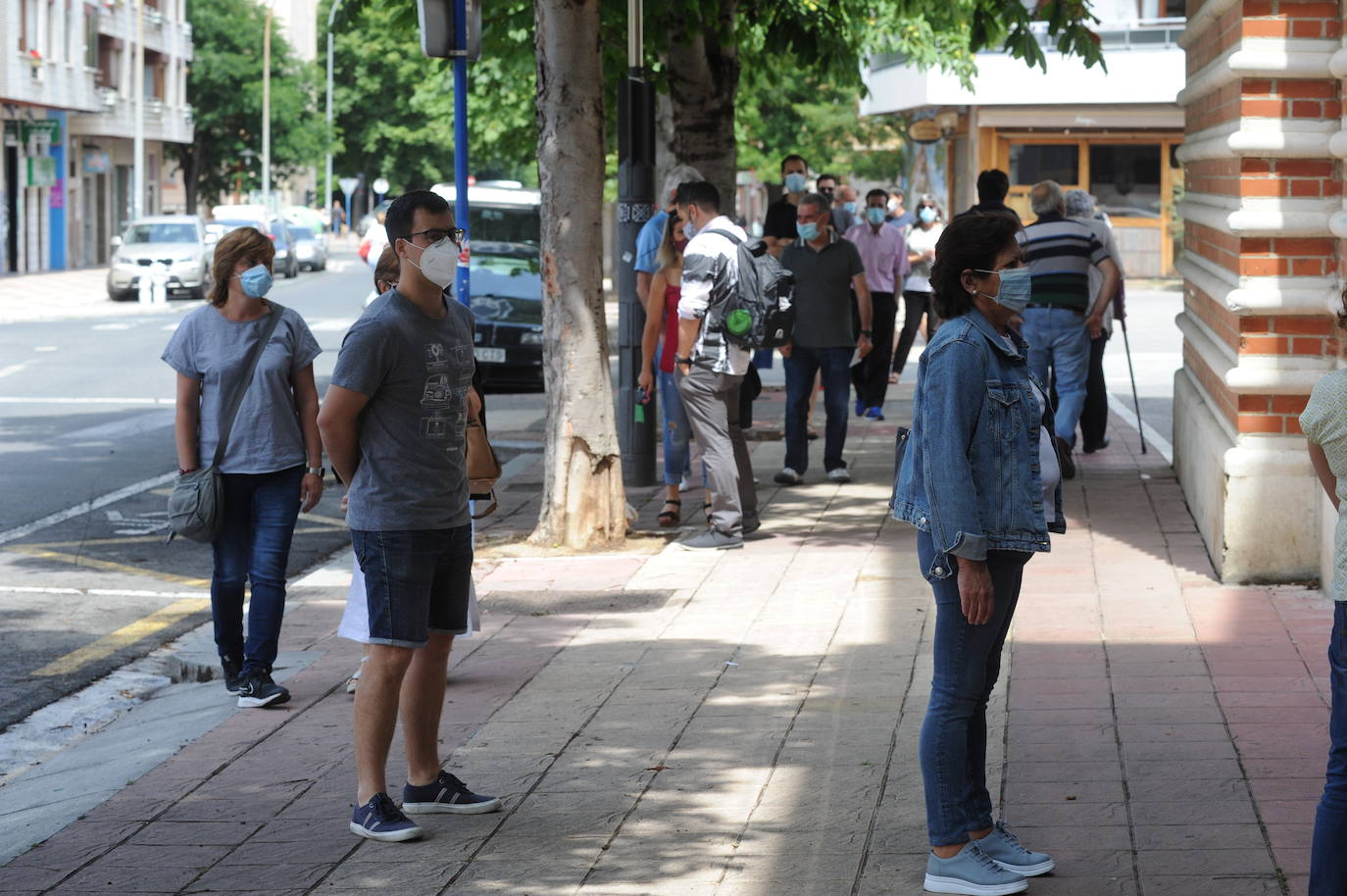 Filas para votar en el colegio electoral de las oficinas municipales de San Martín. 