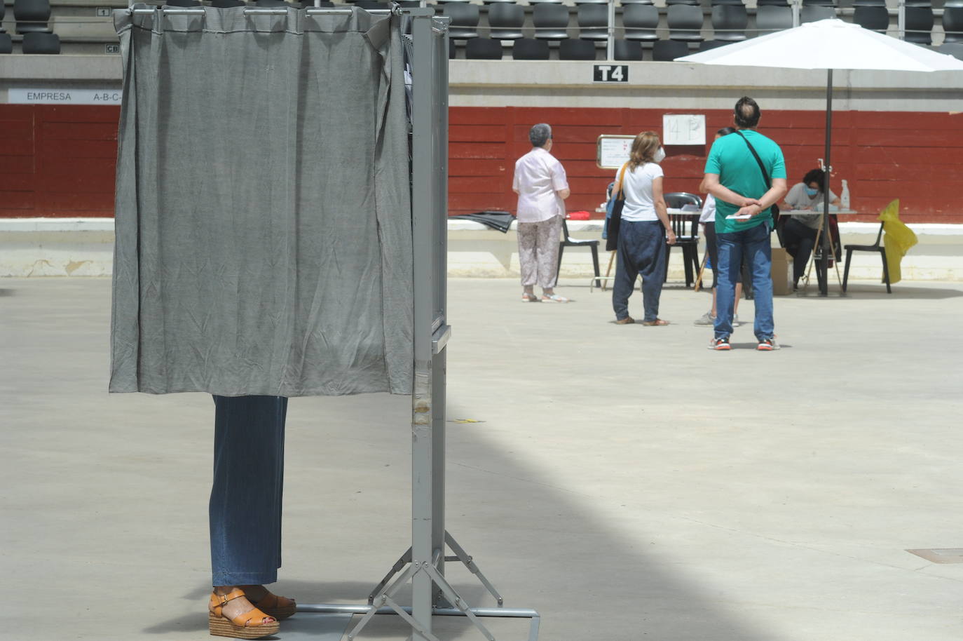 Votaciones en el Iradier Arena, convertido en colegio electoral.