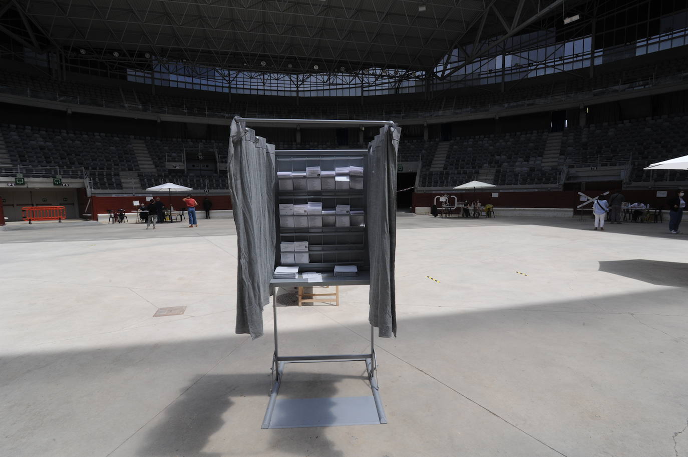 Cabina para las papeletas en el Iradier Arena, convertido en colegio electoral.
