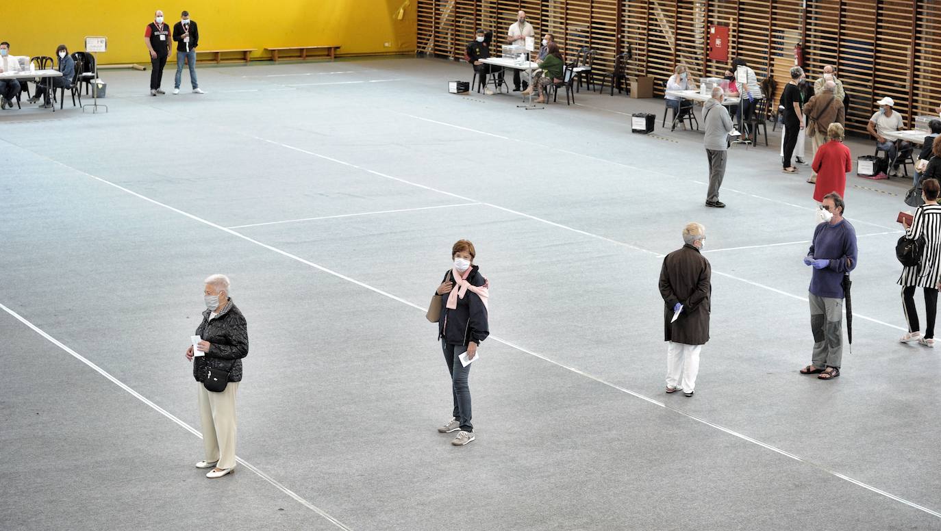 La distancia de seguridad se ha podido mantener sin problemas en la cancha deportiva del centro cívico Aldabe.